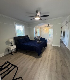 Escritorio, tabla de planchar con plancha, wifi y ropa de cama