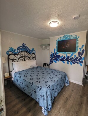 Basic Room, 1 Queen Bed, Non Smoking, Pool View | Free WiFi, bed sheets - Riverboat Inn and Suites (Madison)