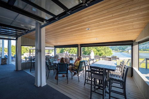 Riverboat Inn and Suites