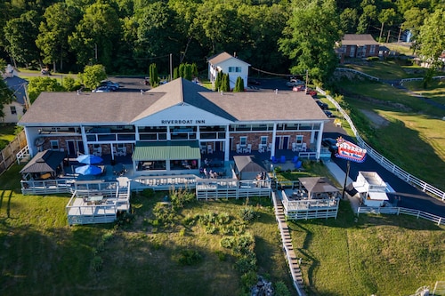 Riverboat Inn and Suites