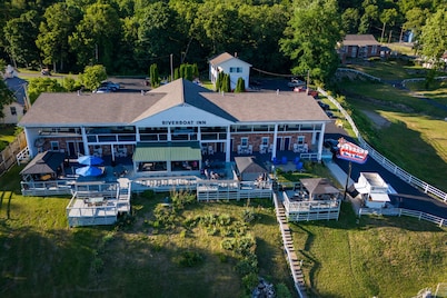 Riverboat Inn and Suites