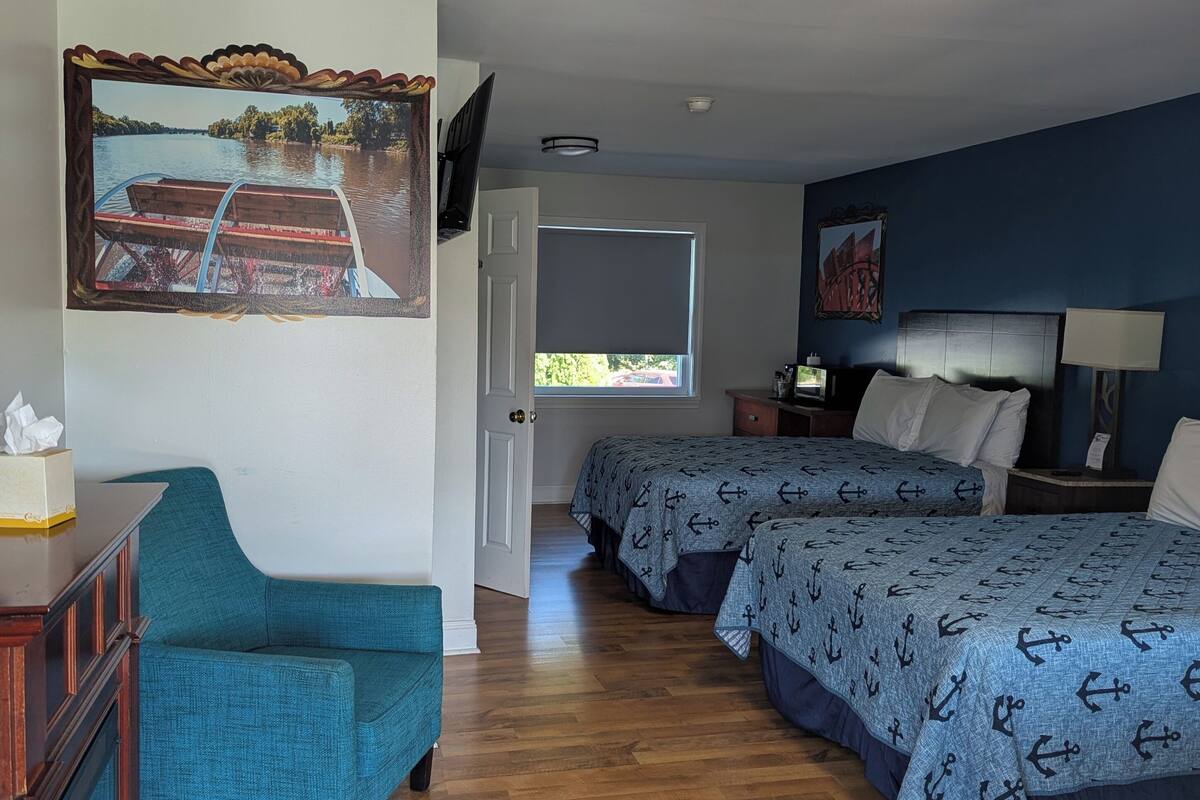 Phòng Suite Deluxe, 2 giường cỡ queen, quang cảnh sông | Truy cập Internet không dây miễn phí, bộ trải giường 