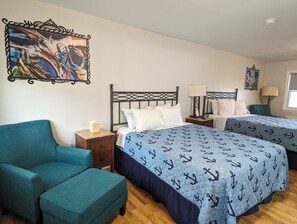 Deluxe-sviitti, 2 keskisuurta parisänkyä, jokinäköala | Ilmainen Wi-Fi, vuodevaatteet