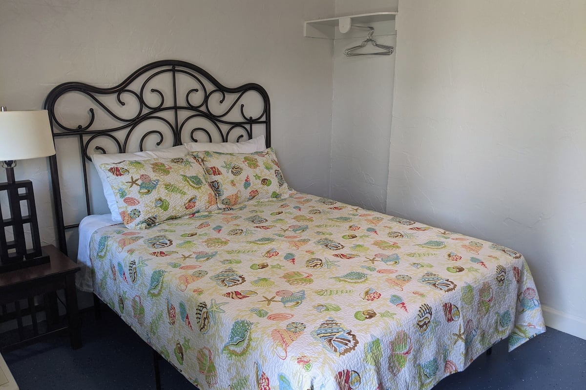 Chambre, 1 grand lit, non-fumeur, vue piscine