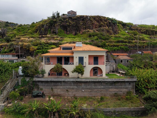 Façana frontal de l'allotjament
