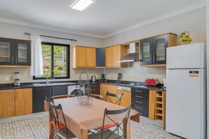 Apartament panoràmic, vistes al mar | Cuina privada | Frigorífic, microones, forn i placa de cuina