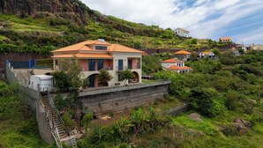 A hillside residential area with houses featuring terracotta roofs and balconies. - Villa Flor (Santa Cruz)