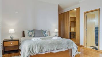 Apartamento panorámico, vistas al mar | 3 dormitorios, ropa de cama hipoalergénica, edredones de plumas