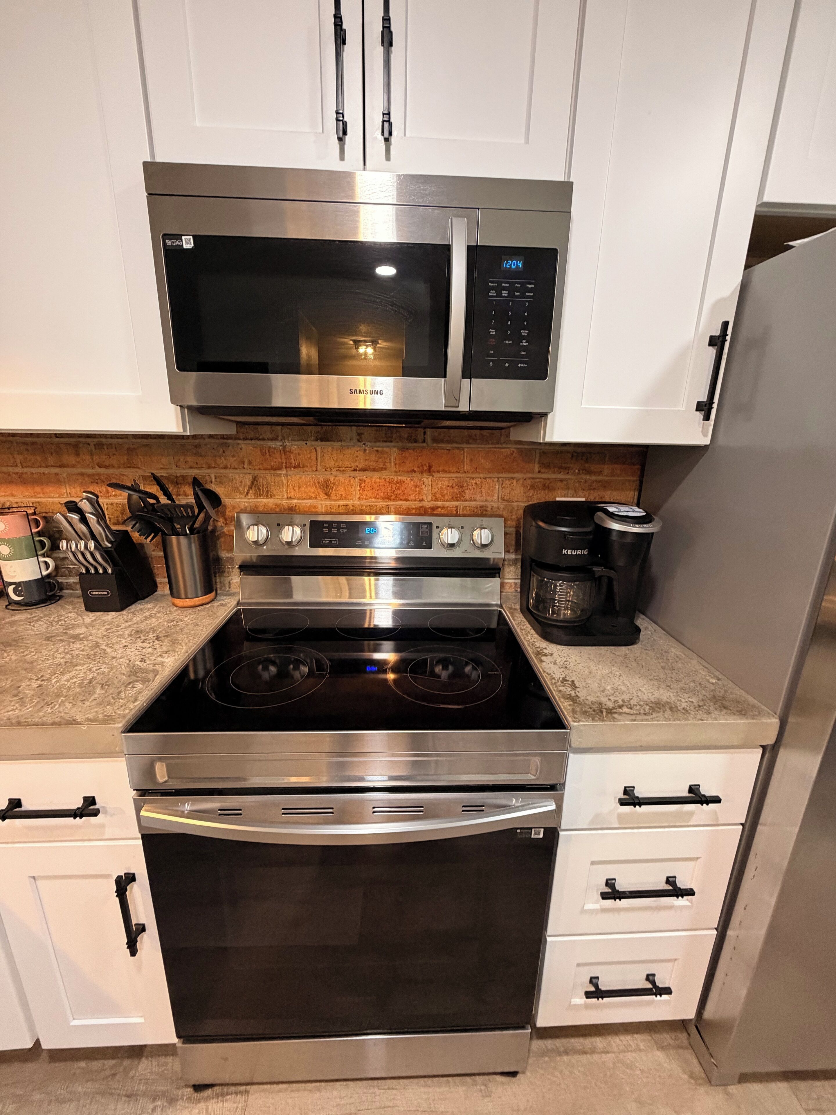 Jääkaappi, mikroaaltouuni, uuni, liesi