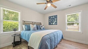 A bedroom with a bed, a ceiling fan, and two windows. - Quiet & Private, Comfy Beds, Fire Pit, & Bikes

 (Portsmouth)