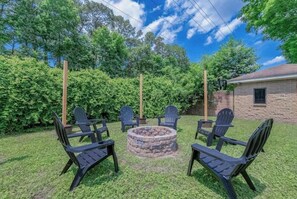 Property grounds - Quiet & Private, Comfy Beds, Fire Pit, & Bikes

 (Portsmouth)