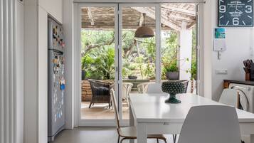 Villa, Garden View | Ruang tamu | 35 inci televisyen dengan digital