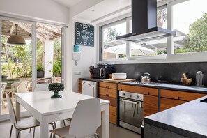 Villa, Garden View | Private kitchen | Full-size fridge, microwave, oven, stovetop - Villa Cardia a Cala Bianca  (Castellammare del Golfo)