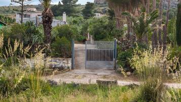 Depan hartanah - siang/malam