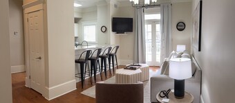 Prime Location - Newly Renovated - Cozy 1-bedroom apartment close to SLU