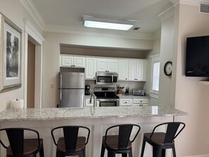 Fridge, microwave, oven, stovetop - Prime Location - Newly Renovated - Cozy 1-bedroom apartment close to SLU (Hammond)