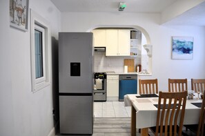 Geladeira, micro-ondas, fogão, cooktop