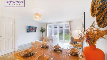 Casa ejecutiva, 3 habitaciones | Servicio a la habitación