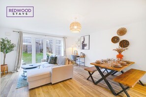 Executive House, 3 Bedrooms | Living area | 50-inch Smart TV with digital channels, Netflix, streaming services - Woolhampton Drive House By REDWOOD STAYS (Basingstoke)