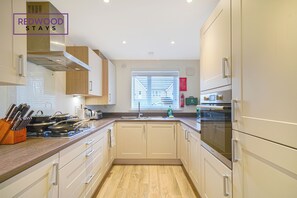 Executive House, 3 Bedrooms | Private kitchen | Full-size fridge, microwave, oven, stovetop