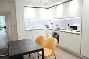 Private kitchen - Luxury London Royal Wharf Apartment (London)