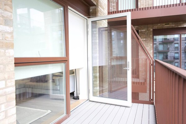 Apartment | Property grounds - Luxury London Royal Wharf Apartment (London)