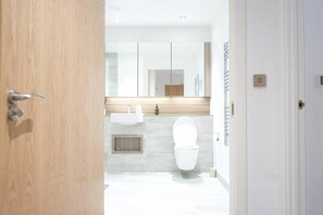 Bathroom - Luxury London Royal Wharf Apartment (London)