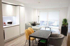 Apartment | Dining - Luxury London Royal Wharf Apartment (London)