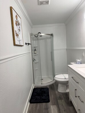 Douche, sèche-cheveux, serviettes fournies