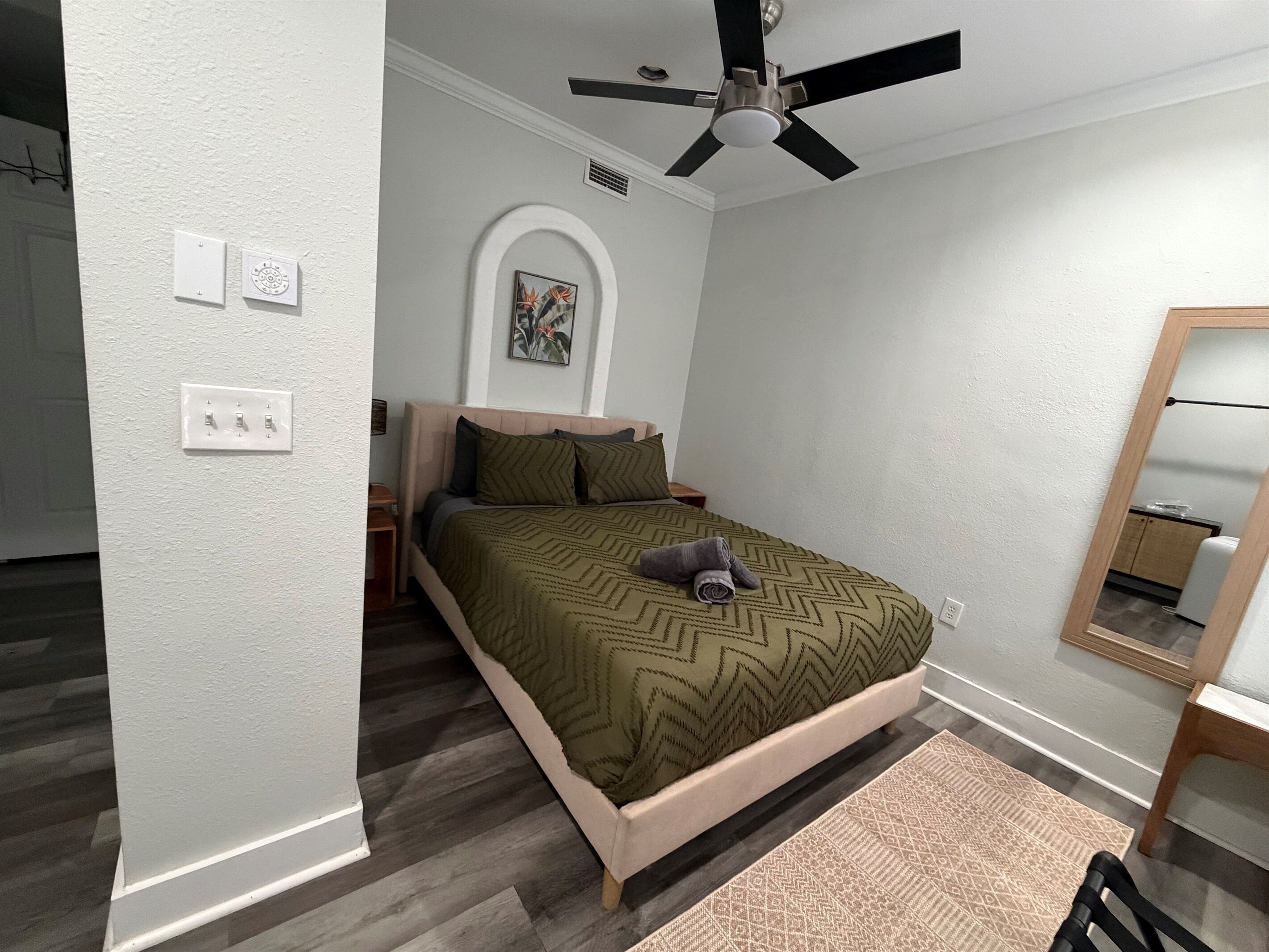 1 soverom, skrivebord, wi-fi (inkludert) og sengetøy