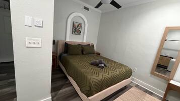 1 soverom, skrivebord, wi-fi (inkludert) og sengetøy