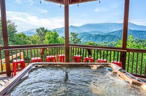 Outdoor spa tub - VIEW~MiniGolf~Arcade~XBOX~Firepit~PrimeLoc~Hottub! (Gatlinburg)