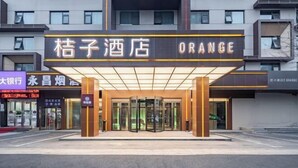A hotel entrance with a revolving door and a sign that reads "Orang". - Orange Hotel (Zhengzhou Hongzhuan Road) (Zhengzhou)