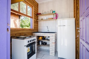 Basic Cabin | Private kitchen | Microwave, cookware/dishes/utensils - PRJ Cabanas sossegadas na praia do Rosa (Imbituba)