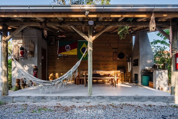 Basic Cabin | Outdoor dining