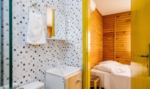 Basic Cabin | Bathroom