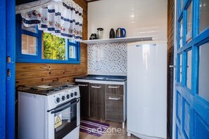 Basic Cabin | Private kitchen | Microwave, cookware/dishes/utensils