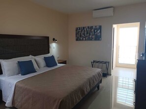 Basic Room, 2 Double Beds, City View | Individually furnished, free WiFi, bed sheets - Hotel Vistas Juventud (Chihuahua)