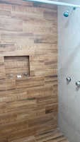 Classic Double or Twin Room, City View (Tercer piso) | Bathroom | Shower, towels, soap, shampoo