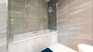 A modern bathroom with a glass-enclosed shower, a white bathtub, and a toilet. - Monthly Savings - 4 Beds - Sleeps 8 - Free Parking (Southampton)