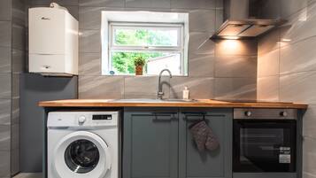 Cookware/dishes/utensils, dining tables