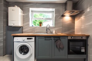 Utensilios de cocina, mesa de comedor