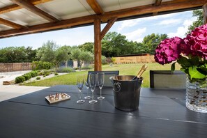 تناول الطعام بالخارج