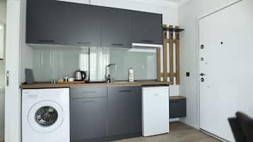Apartamento conforto | Cozinha privada | Frigobar, cooktop, talheres/pratos/utensílios de cozinha