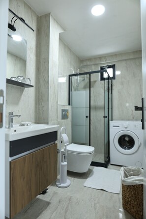 Appartement Confort | Salle de bain | Douche, articles de toilette gratuits, sèche-cheveux, chaussons