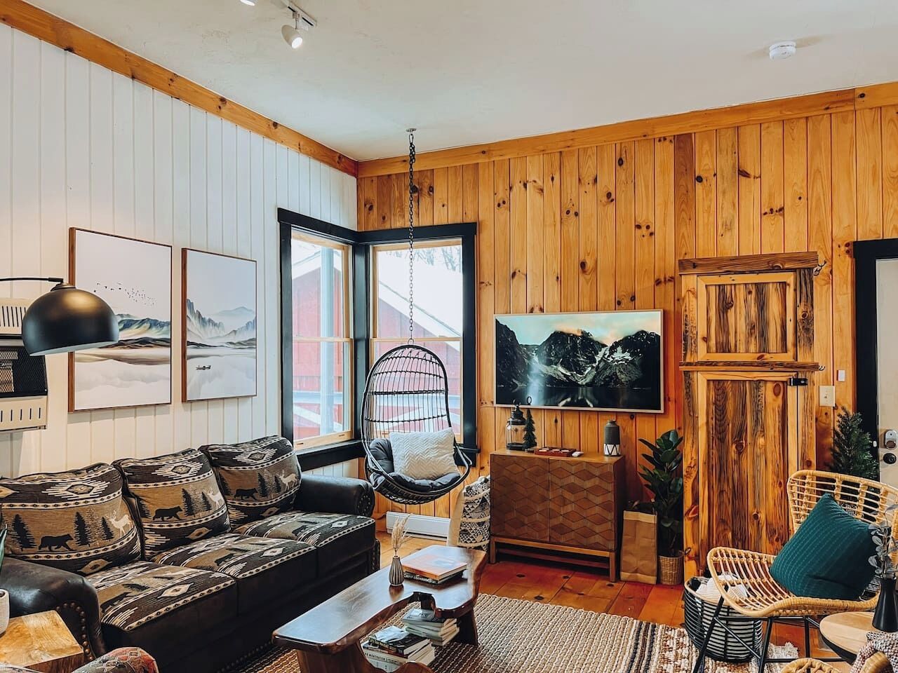 Smart TV, chimenea, libros y estéreo 