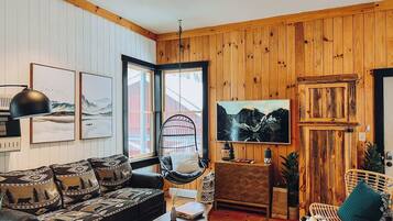 Smart TV, chimenea, libros y estéreo