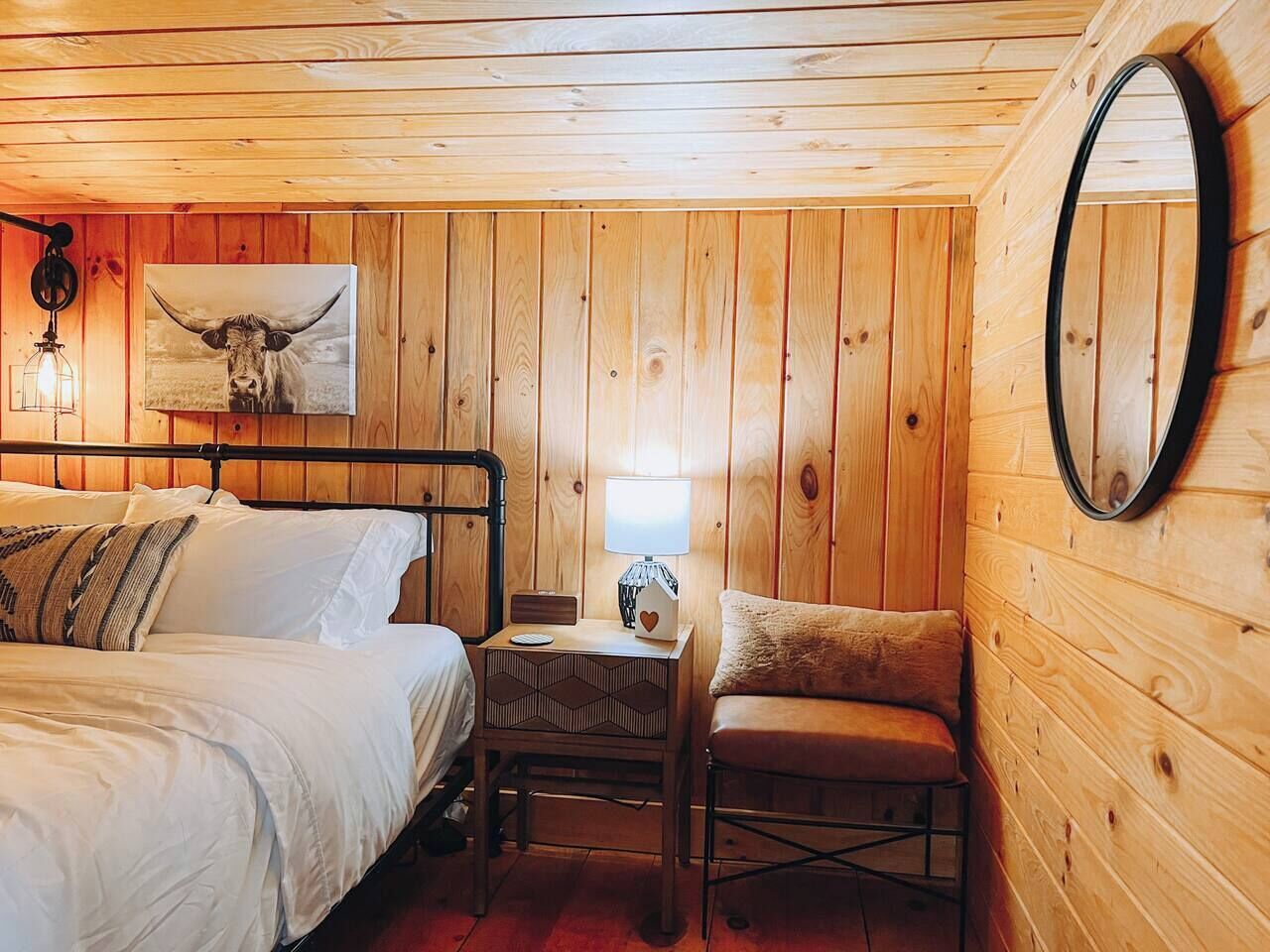 1 habitación, tabla de planchar con plancha y cuna de viaje 