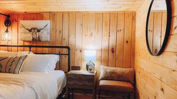 1 habitación, tabla de planchar con plancha y cuna de viaje