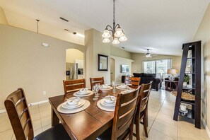 Dining - 638 - Beautiful Pool Villa Highlands Reserve Newly Modernised 4 Bed Property (Davenport)